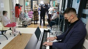 Michał Iwanek zamienił wczoraj korytarz szpitalny w salę koncertową