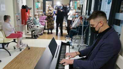 Michał Iwanek zamienił wczoraj korytarz szpitalny w salę koncertową