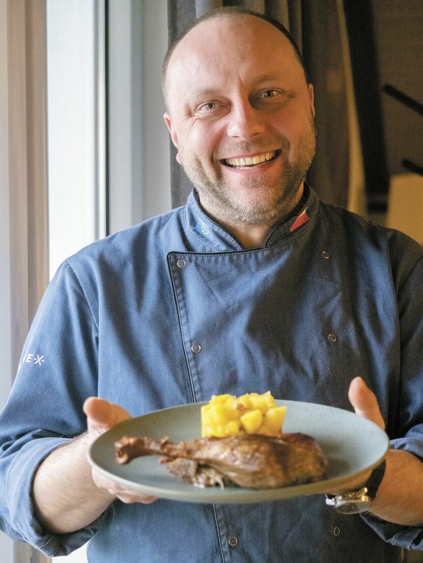Sylwester Lis, szef kuchni Atmosfera Caffe we Włodawie przyrządza dania z gęsi według receptur zawartych w książce kucharskiej hrabiów na Włodawie i Różance