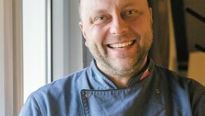 Sylwester Lis, szef kuchni Atmosfera Caffe we Włodawie przyrządza dania z gęsi według receptur zawartych w książce kucharskiej hrabiów na Włodawie i Różance