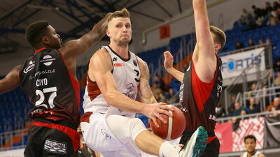 Mateusz Dziemba (z piłką) jest jednym z najbardziej doświadczonych zawodników Polskiego Cukru Start Lublin

