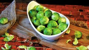 Wygląda jak miniaturowa kapusta. Jak najlepiej przyrządzić brukselkę? [przepisy]