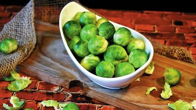 Wygląda jak miniaturowa kapusta. Jak najlepiej przyrządzić brukselkę? [przepisy]