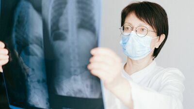 Rozpoczął się Tydzień Świadomości Raka Płuca w Lublinie. Akcja stanowi część ogólnopolskiej kampanii edukacyjnej "Pogoń Raka! Skojarz Fakty!", a Lublin jest jednym z sześciu miast, które biorą w nim udział. Inicjatorem Tygodnia Świadomości Raka Płuca jest Stowarzyszenie Walki z Rakiem Płuca Oddział Szczecin, a realizuję go w Lublinie SPSK 4 oraz COZL