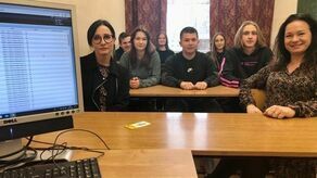 Chwalenie wszystkim nam wychodzi na dobre. Pozytywne relacje są bardzo ważne, zwłaszcza po doświadczeniach pandemii i zdalnego nauczania – podkreślają Magdalena Bajaka i Katarzyna Czarnowska (na pierwszym planie), a także ich uczniowie-wolontariusze