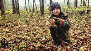 Emil Sokołowski interesuje się poszukiwaniami śladów historii. Najlepiej lubi okres końca II wojny światowej ale chętnie by żył w czasach gdy nie było telefonów komórkowych. Na zdjęciu ze znalezionym grotem kozackiej lancy z okresu zaborów