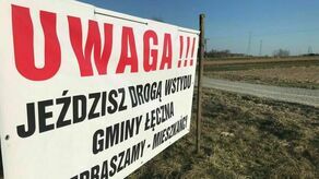 Taki afisz widniał jeszcze niedawno, gdy sołtys domagał się remontu drogi
