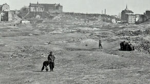 Widok na zniszczoną dzielnicę żydowską w Lublinie. Po 1944 roku zbudowano tu plac Zebrań Ludowych (plac Zamkowy). W tle zabudowania ulicy Ruskiej oraz Wzgórze Czwartek z kościołem św. Mikołaja