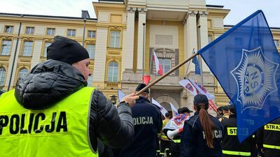 10 tys. osób manifestowało dziś w Warszawie. Mundurówka chce podwyżek