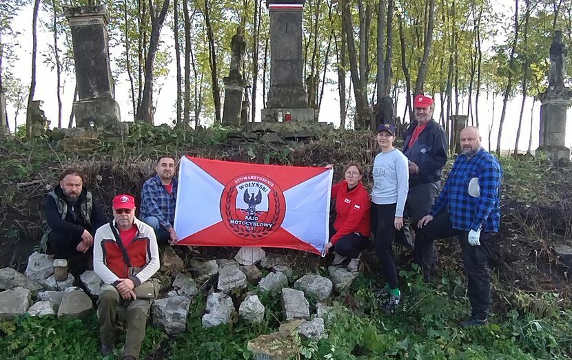 W trakcie ostatniego wyjazdu kazimierscy wolontariusze uporządkowali polski cmentarz we wsi Dobropole na Podolu