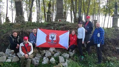 W trakcie ostatniego wyjazdu kazimierscy wolontariusze uporządkowali polski cmentarz we wsi Dobropole na Podolu