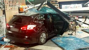 Rozpędzony ford focus wjechał w stację paliw. Ludzie ledwo co uciekli. Nagranie