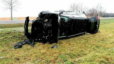 Lubelskie. Mercedes dachował na drodze nr 17
