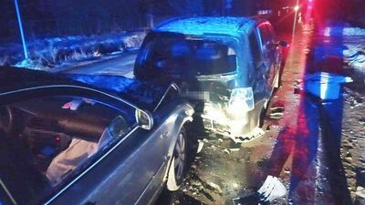 Czerwone światło, pijana kierująca nie wyhamowała. Trzy samochody uszkodzone