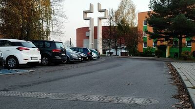 Na ul. Kaczeńcowej widać jeszcze ślady po usuniętych przez miasto progach zwalniających