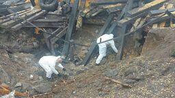 Wielki lej po bombie, która we wtorek po 15 uderzyła w suszarnię zbóż w Przewodowie. Tragiczne zdarzenie wprowadziło niesamowity zamęt w spokojne życie tej wsi na wschodnim krańcu Polski