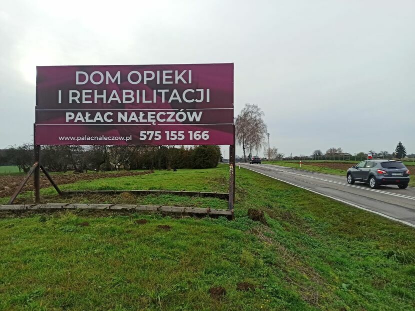 Jeden z billboardów reklamowych największego w województwie domu opieki - Pałacu Nałęczów - na trasie Lublin - Kazimierz Dolny