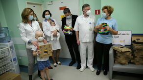 Kuba starszy (po lewej) i Kuba młodszy (na rękach) to pacjenci Oddziału Hematologii, Onkologii i Transplantologii Dziecięcej