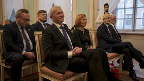 Artur Sienkiewicz jest także asystentem europosłanki Beaty Mazurek z PiS.