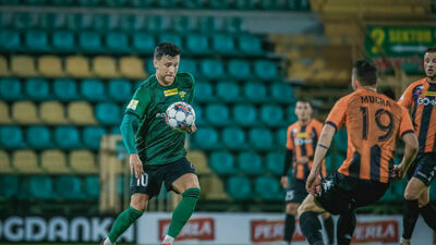 Łukasz Grzeszczyk i jego koledzy już w piątkowy wieczór zagrają na wyjeździe z Wisłą Kraków

