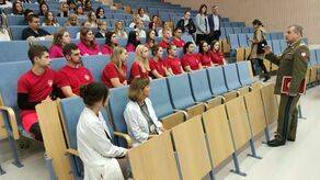 Generał Wiesław Kukuła zachęcał wczoraj studentów Uniwersytetu Medycznego do zaciągnięcia się do wojska