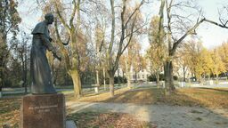 Starając się o zgodę na budowę pomnika uczelnia uważała, że najlepszym dla niego miejscem będzie śródmiejski skwer. Ale teraz już tak nie uważa. Obok miejsca, które zajmuje dziś rzeźba ks. Radziszewskiego ma stanąć pomnik prezydenta Lecha Kaczyńskiego