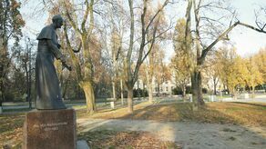 Starając się o zgodę na budowę pomnika uczelnia uważała, że najlepszym dla niego miejscem będzie śródmiejski skwer. Ale teraz już tak nie uważa. Obok miejsca, które zajmuje dziś rzeźba ks. Radziszewskiego ma stanąć pomnik prezydenta Lecha Kaczyńskiego