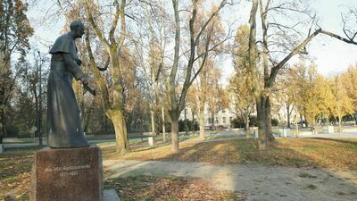 Starając się o zgodę na budowę pomnika uczelnia uważała, że najlepszym dla niego miejscem będzie śródmiejski skwer. Ale teraz już tak nie uważa. Obok miejsca, które zajmuje dziś rzeźba ks. Radziszewskiego ma stanąć pomnik prezydenta Lecha Kaczyńskiego