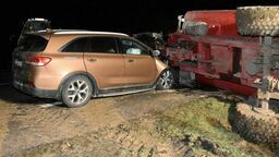 Wyjeżdżał z pola. W naczepę ciągnika wjechał kierujący kią