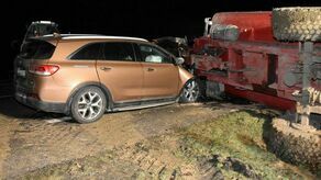 Wyjeżdżał z pola. W naczepę ciągnika wjechał kierujący kią