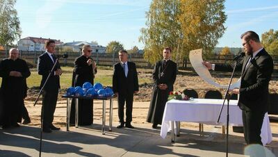 Kontrolerzy NIK mieli duże zastrzeżenie m.in. do budowy ciepłowni na biomasę w Białej Podlaskiej. Rozpoczęto ją w 2018 roku, gdy prezydentem miasta był Dariusz Stefaniuk (PiS), a prezesem PEC Aleksander Kompa. Pierwotne plany zakładały, że będzie ukończona w 2019 roku, ale umowę z austriackim wykonawcą, firmą VAS Energy Systems International GmbH, kilka razy aneksowano