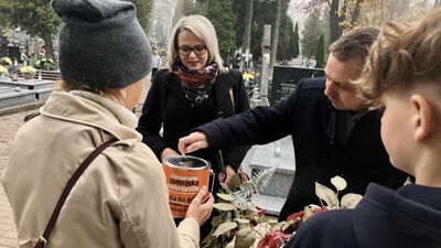 Odwiedzający zamojski cmentarz już przyzwyczaili się do tego, że 1 listopada spotykają tu kwestarzy i chętnie wrzucają pieniądze do puszek