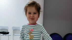 Zdjęcie Niny, która po raz pierwszy stanęła sama, bez użycia stabilizatora