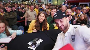 Już dawno na lotnisku Lublin nie było takich tłumów. Przyleciał Bartosz Zmarzlik i inni nowi żużlowcy Motoru