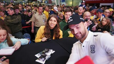 Już dawno na lotnisku Lublin nie było takich tłumów. Przyleciał Bartosz Zmarzlik i inni nowi żużlowcy Motoru