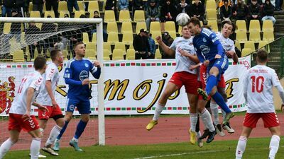 Damian Chmura strzela pierwszą bramkę dla Łady 1945 Biłgoraj w derbach z Hetmanem Zamość

