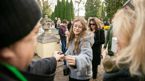 15 lat temu zaczęło kilku dziennikarzy. W tym roku udało się zabrać na cmentarzu ponad 26 tys. zł