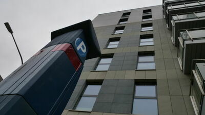 Za brak biletu parkingowego przed blokami przy Nałęczowskiej 18 trzeba zapłacić 150 zł