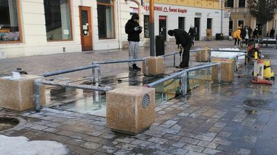 Bo za dużo po nim chodzą. Okno czasu na deptaku już za barierkami