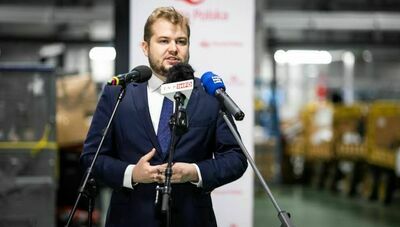 Michał Moskal podczas spotkania w sortowni Poczty Polskiej na lubelskim Felinie.