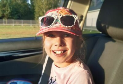 Gabrysia ma już prawie 10 lat i dzień w dzień stawia czoła swojej poważnej chorobie. Chodzi do szkoły, odrabia lekcje, ale na zabawy z rówieśnikami nie ma sił