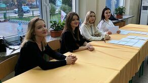 Głosy na kandydatów uczniowie wrzucali do urny. W wyborach wzięło udział 1760 osób