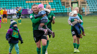 Piłkarki Górnika Łęczna i TME SMS Łódź wyszły w sobotę na boisko przy asyście dzieci
