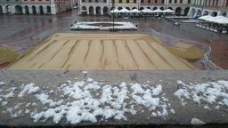 W Zamościu już montują lodowisko. W tym roku ceny biletów mocno w górę