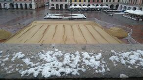 W Zamościu już montują lodowisko. W tym roku ceny biletów mocno w górę