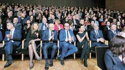 Dzięki obszernemu fotoreportażowi z Narodowego Koncertu Listopadowego w lubelskiej filharmonii dowiedzieliśmy się, że sytuacja na najwyższych szczeblach wróciła do normy sprzed pandemii o kryptonimie „Chryzantema”, co jest najbardziej namacalnym dowodem na to, że prawdziwych przyjaciół poznaje się w biedzie