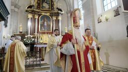 Znany nam współcześnie wizerunek Świętego Mikołaja pojawił się dopiero w XX wieku za sprawą kampanii reklamowej Coca-Coli. Wcześniej, bo jeszcze do końca XIX wieku w licznych ikonografiach był przedstawiany tradycyjnie