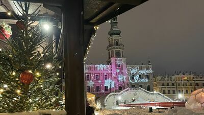 Zamość w zimowej szacie i świątecznych ozdobach