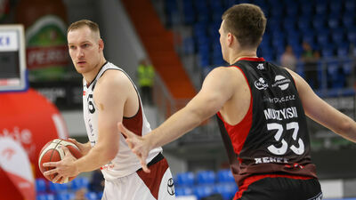 Klavs Cavars (z piłką) był jednym z niewielu koszykarzy Startu, którzy nie rozczarowali w Słupsku
