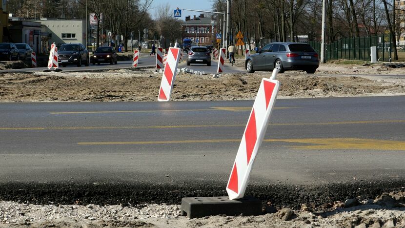 W Dęblinie, na skutek przebudowy drogi wojewódzkiej nr 801, powstało kilka nowych rond. Dwa z nich mają już nowych patronów: Saperów (na zdjęciu) oraz Kolejarzy Dęblińskich